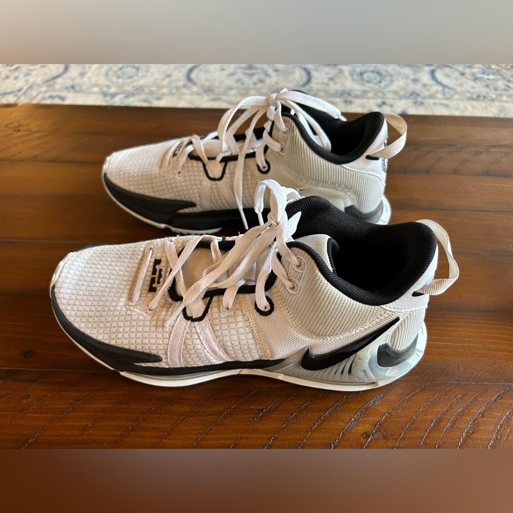 Nike LeBron Witness Seven HO 22 white black men’s basketball shoes DZ3299-100 - Picture 2 of 9